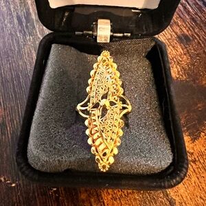 TRADED with @casstelliascloset!

22k solid Gold Filigree Ring